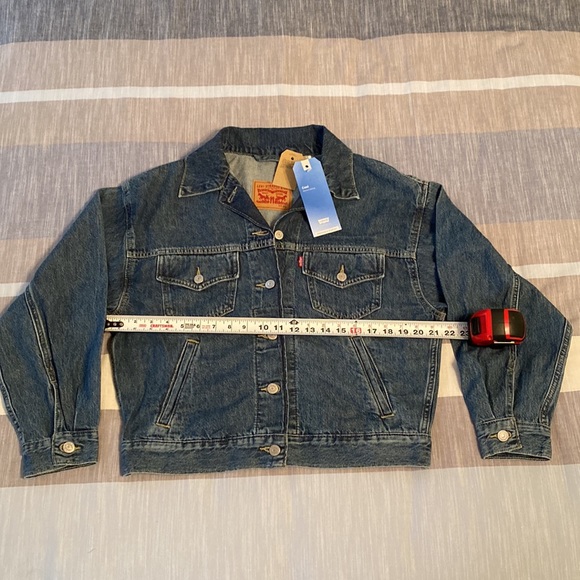 NWT *fits like a medium to large* Levi’s Denim Jacket - Picture 3 of 7